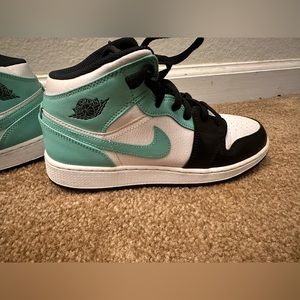 JORDAN 1 MID WHITE/TROPICAL TWIST-BLACK